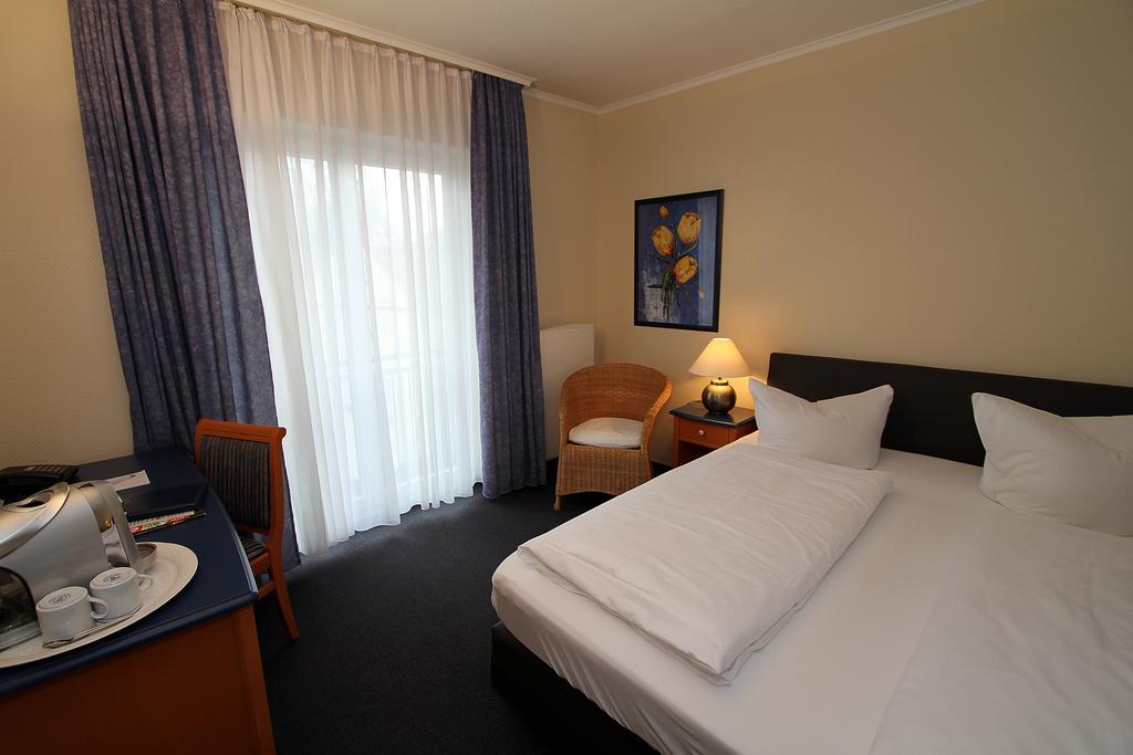 Hotel Lindemann บัดเนาไฮม์ ภายนอก รูปภาพ