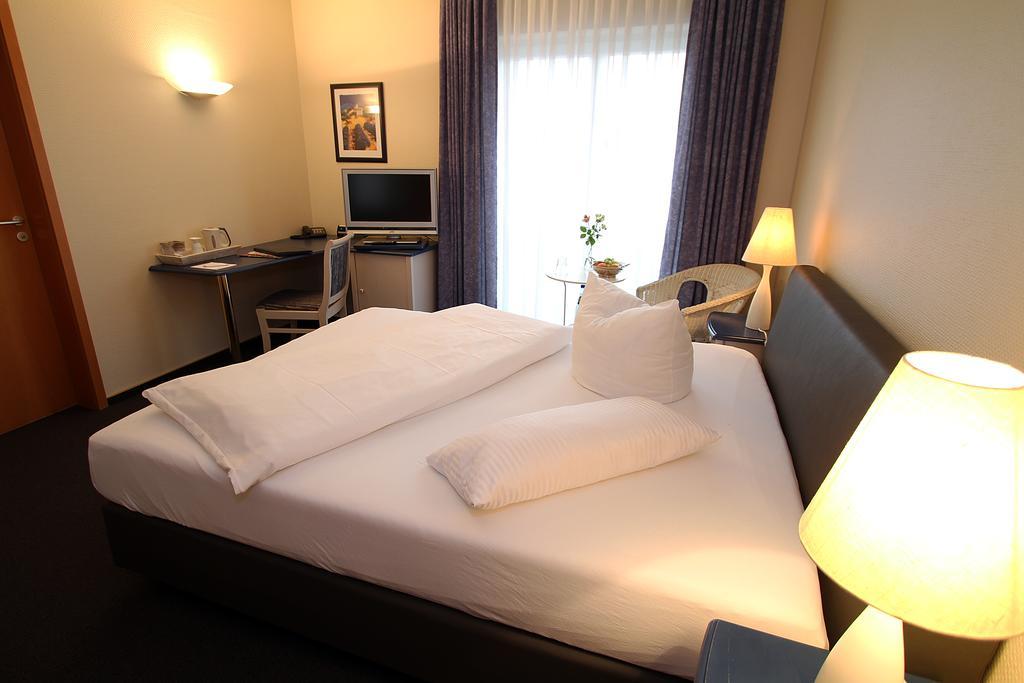 Hotel Lindemann บัดเนาไฮม์ ภายนอก รูปภาพ